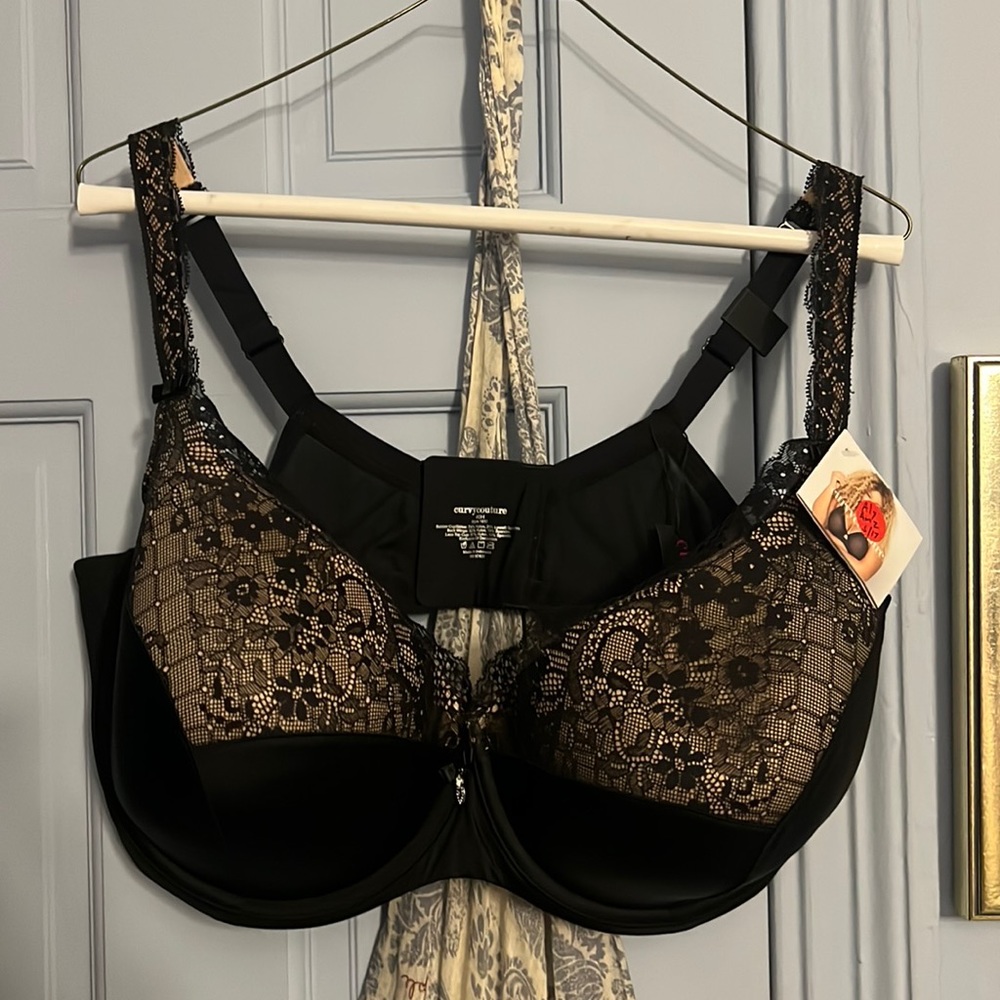 Curved couture BNWT black lace tulip push up bra. Amazing lift and coverage.